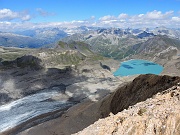 Il ghiacciaio sempre più arretrato rispetto al lago.......